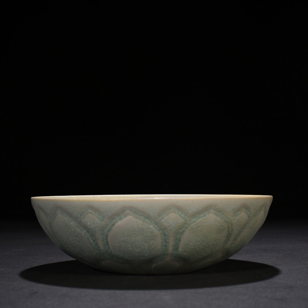 Song Dynasty Ru Kiln cracked arhat bowl with lotus petal pattern bowl