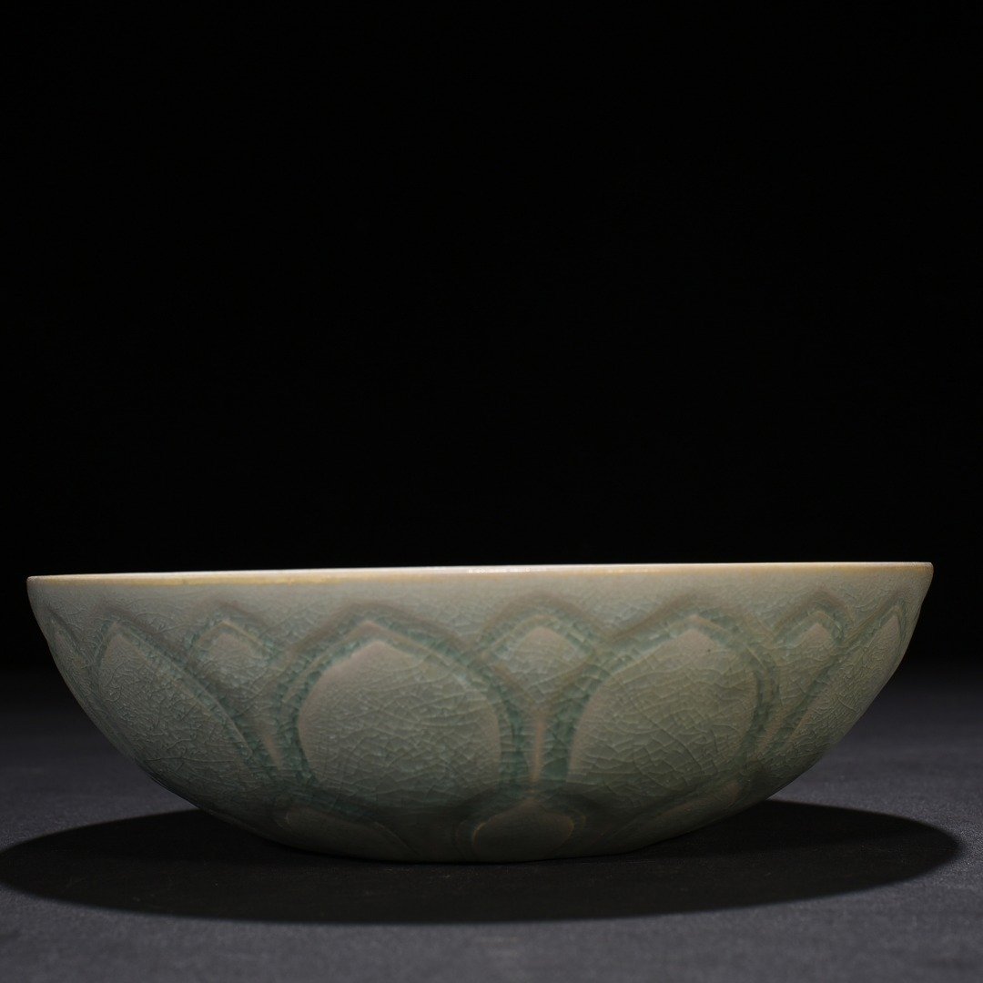 Song Dynasty Ru Kiln cracked arhat bowl with lotus petal pattern bowl