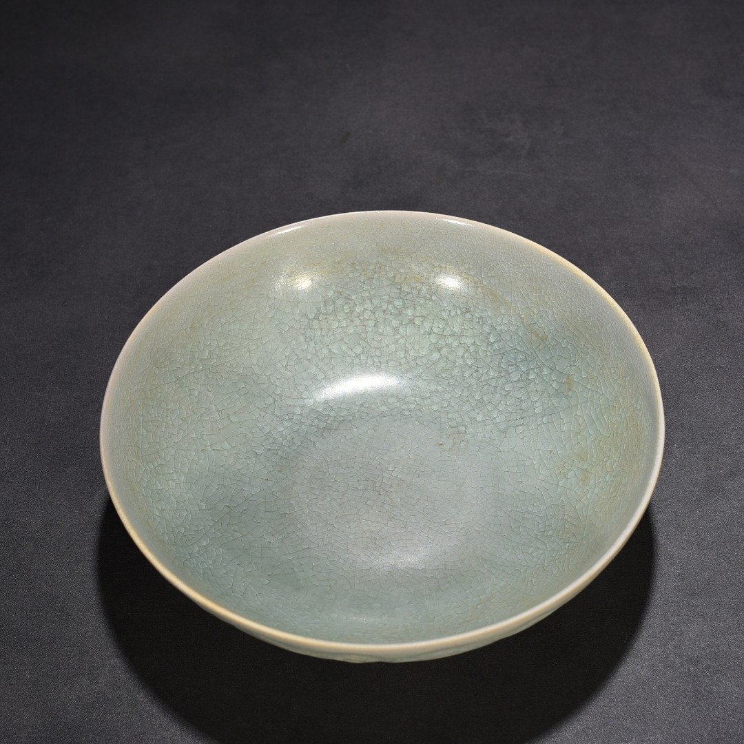 Song Dynasty Ru Kiln cracked arhat bowl with lotus petal pattern bowl
