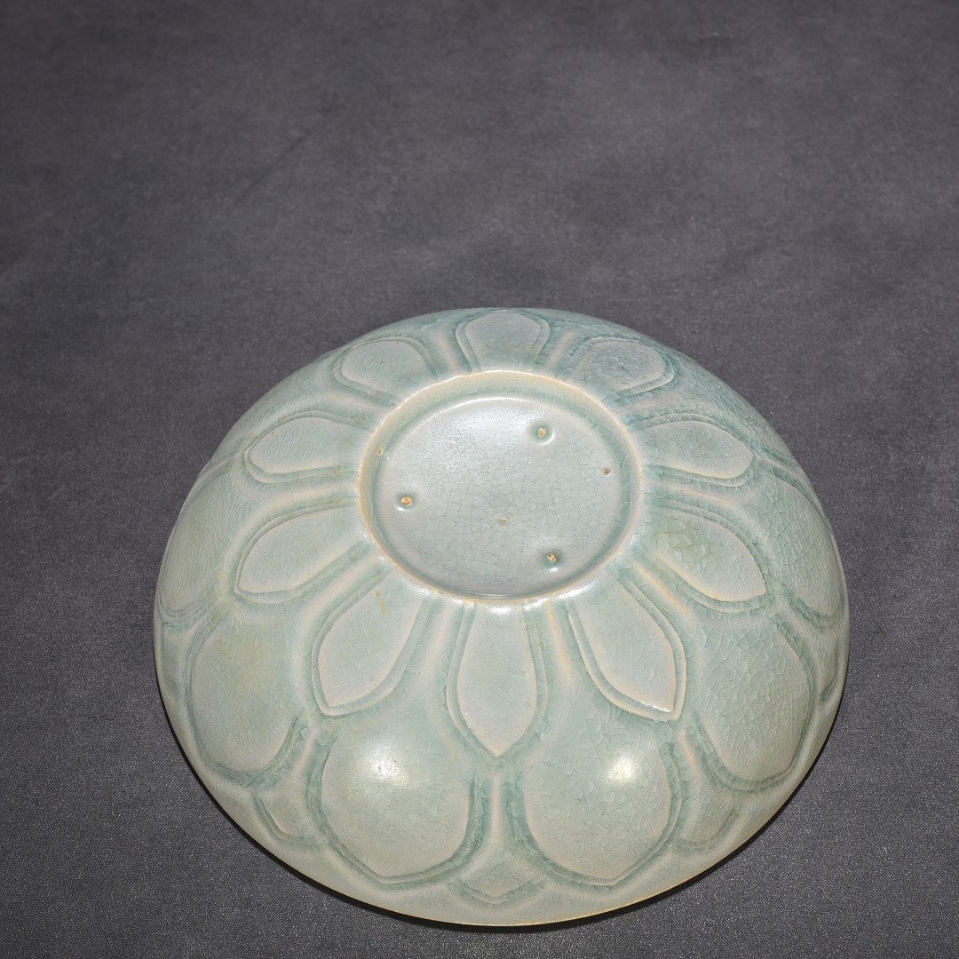 Song Dynasty Ru Kiln cracked arhat bowl with lotus petal pattern bowl