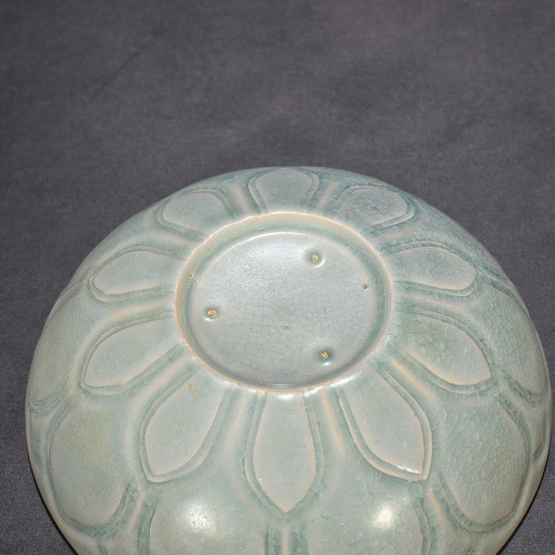 Song Dynasty Ru Kiln cracked arhat bowl with lotus petal pattern bowl