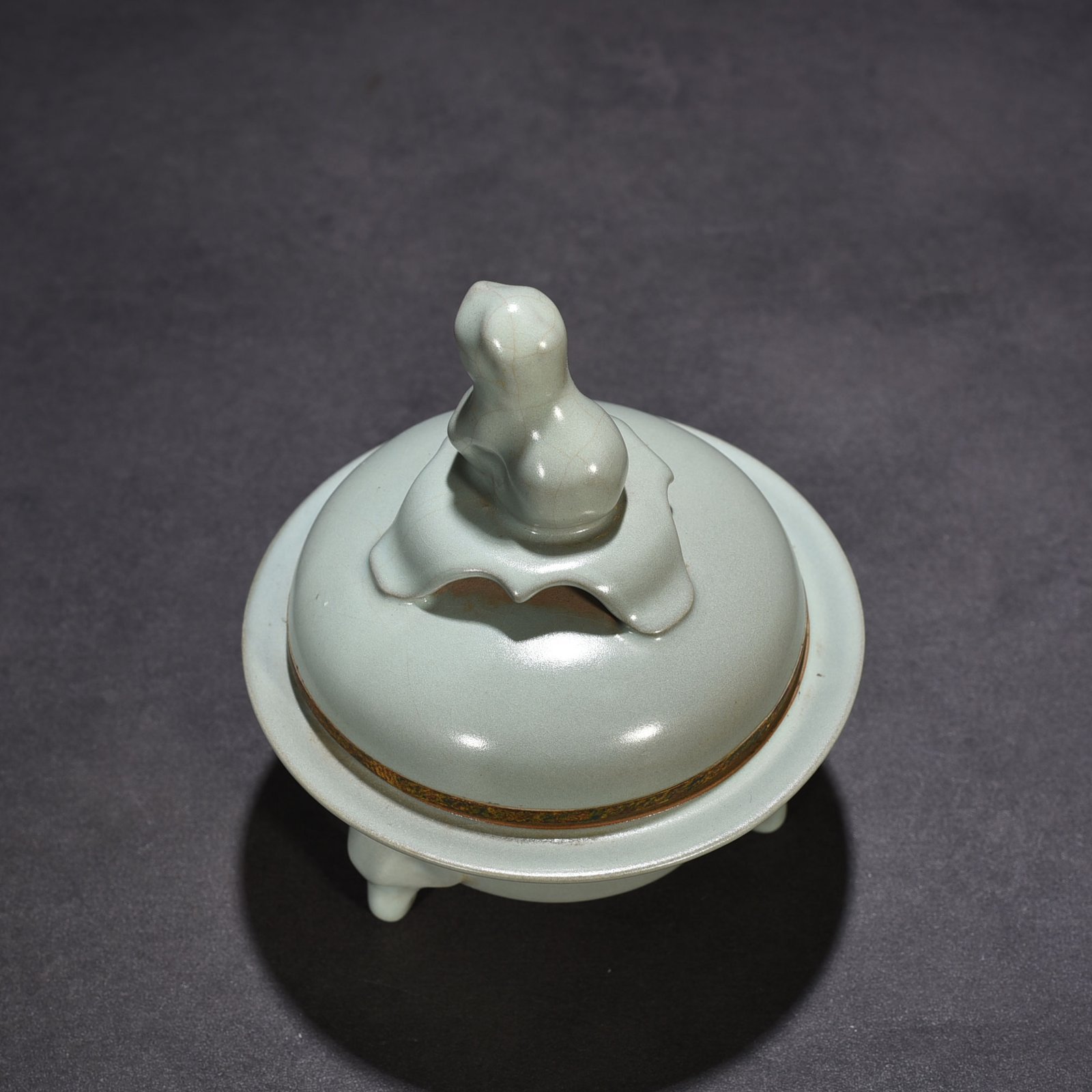 Song Dynasty  Ru kiln gold-inlaid three-legged smoker