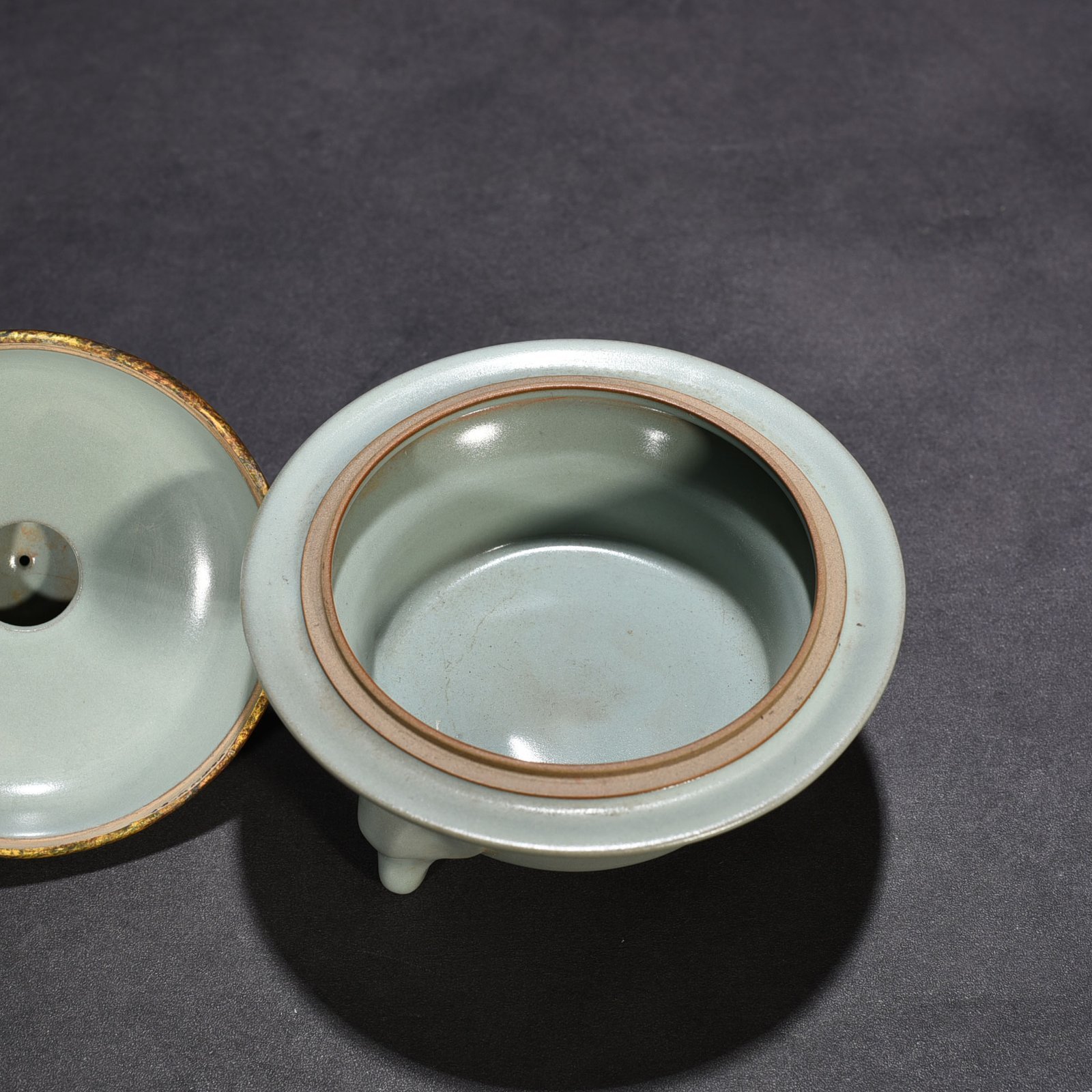 Song Dynasty  Ru kiln gold-inlaid three-legged smoker