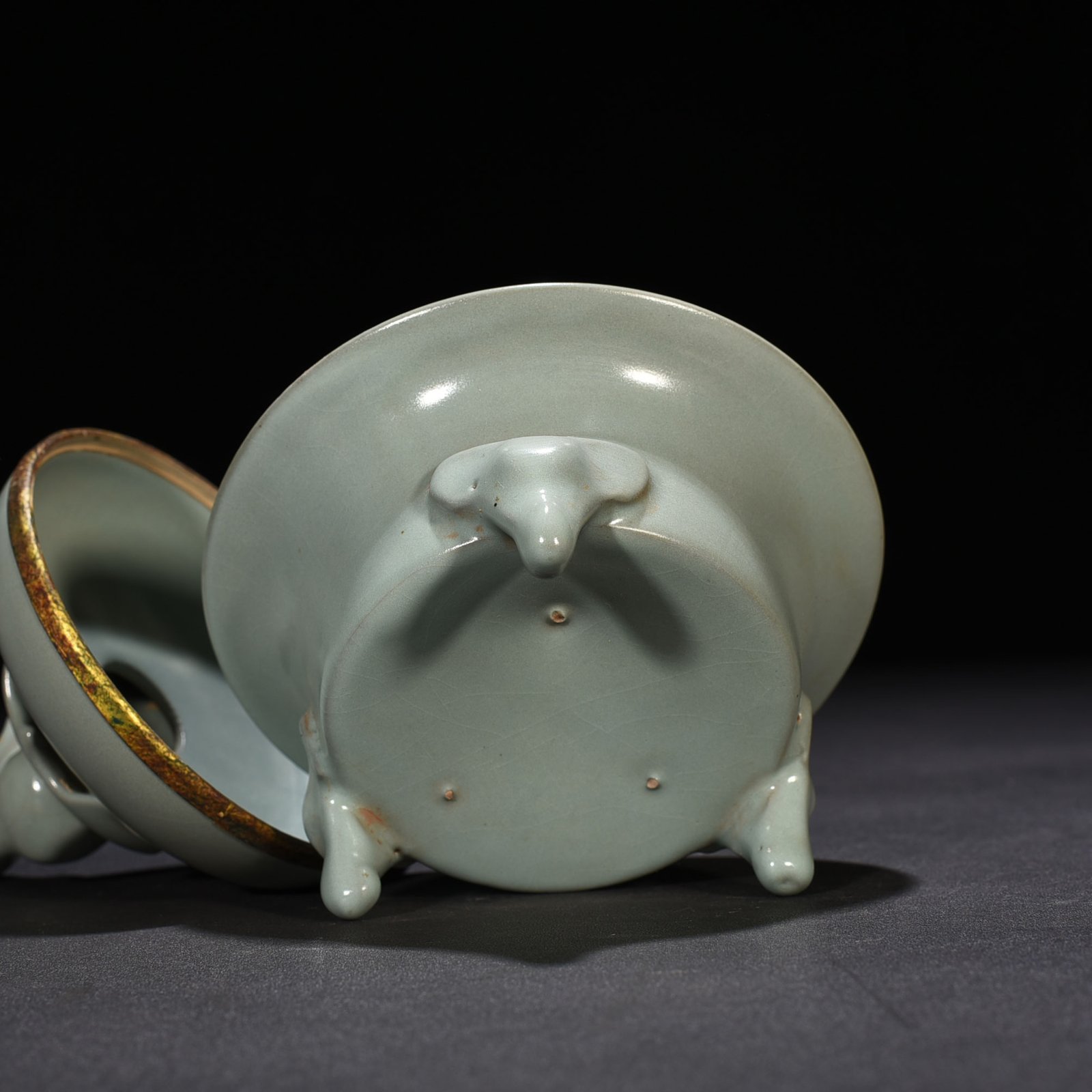 Song Dynasty  Ru kiln gold-inlaid three-legged smoker