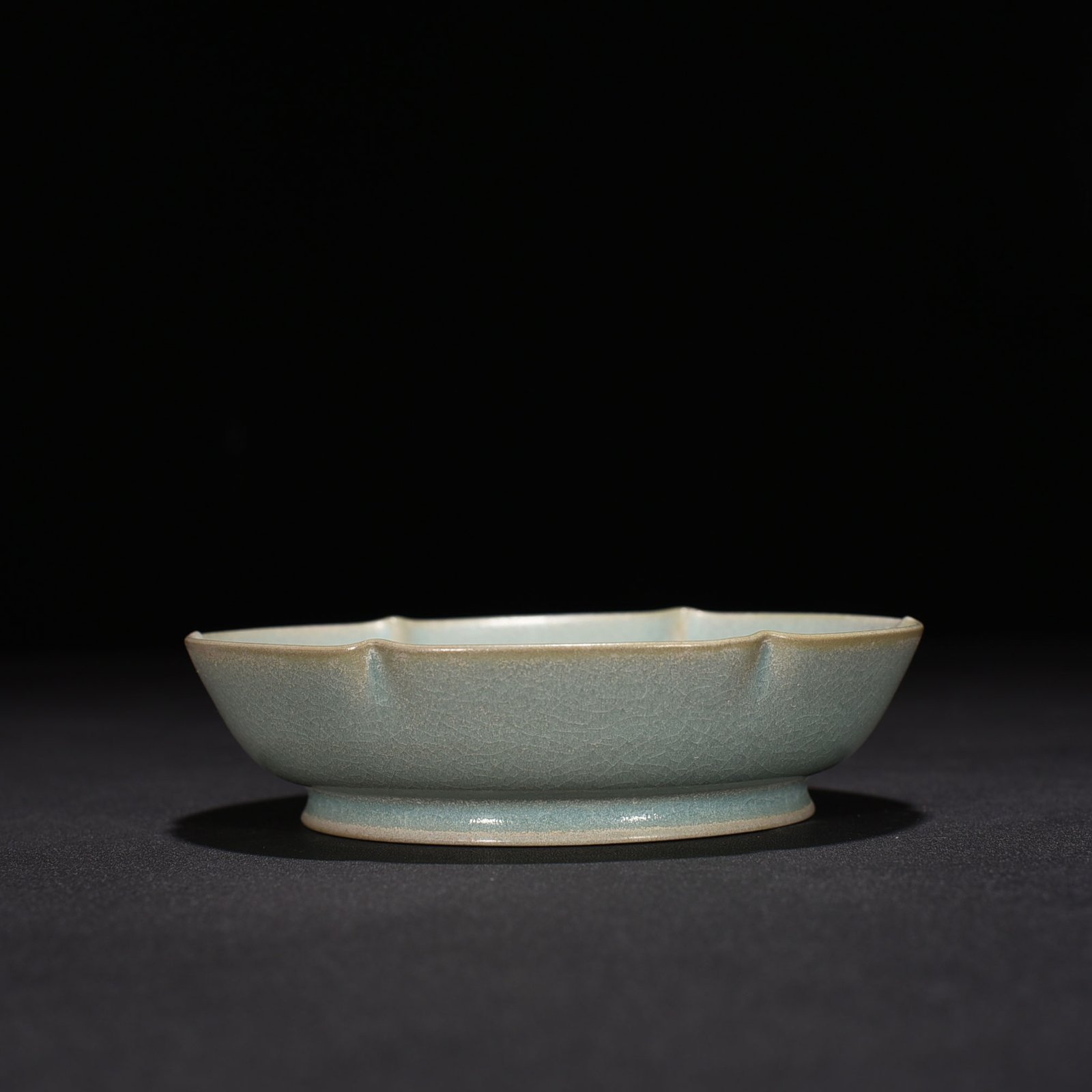 Song Dynasty Ru Kiln azure sunflower wash