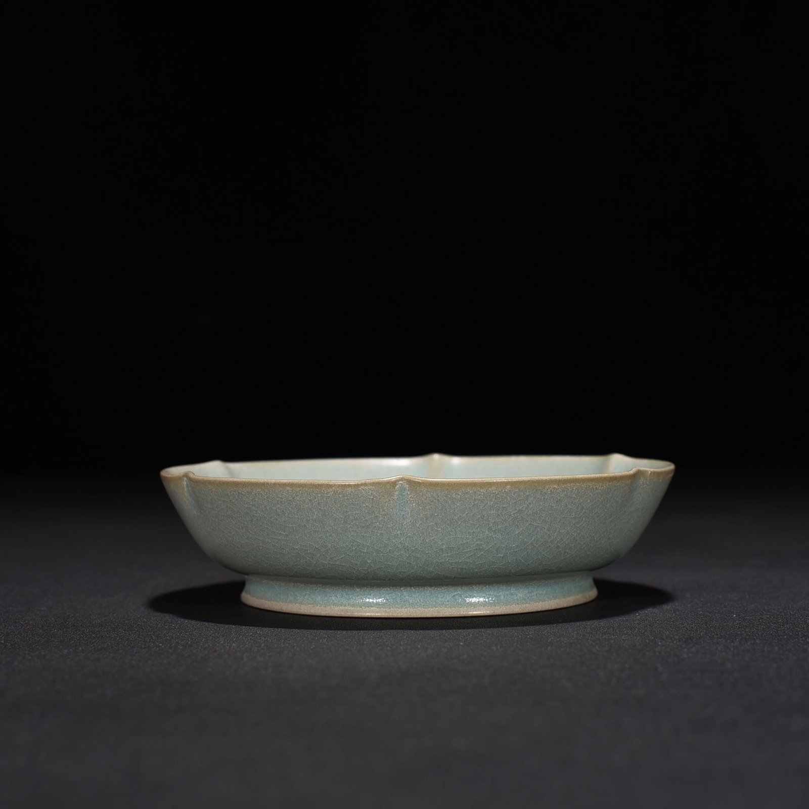 Song Dynasty Ru Kiln azure sunflower wash
