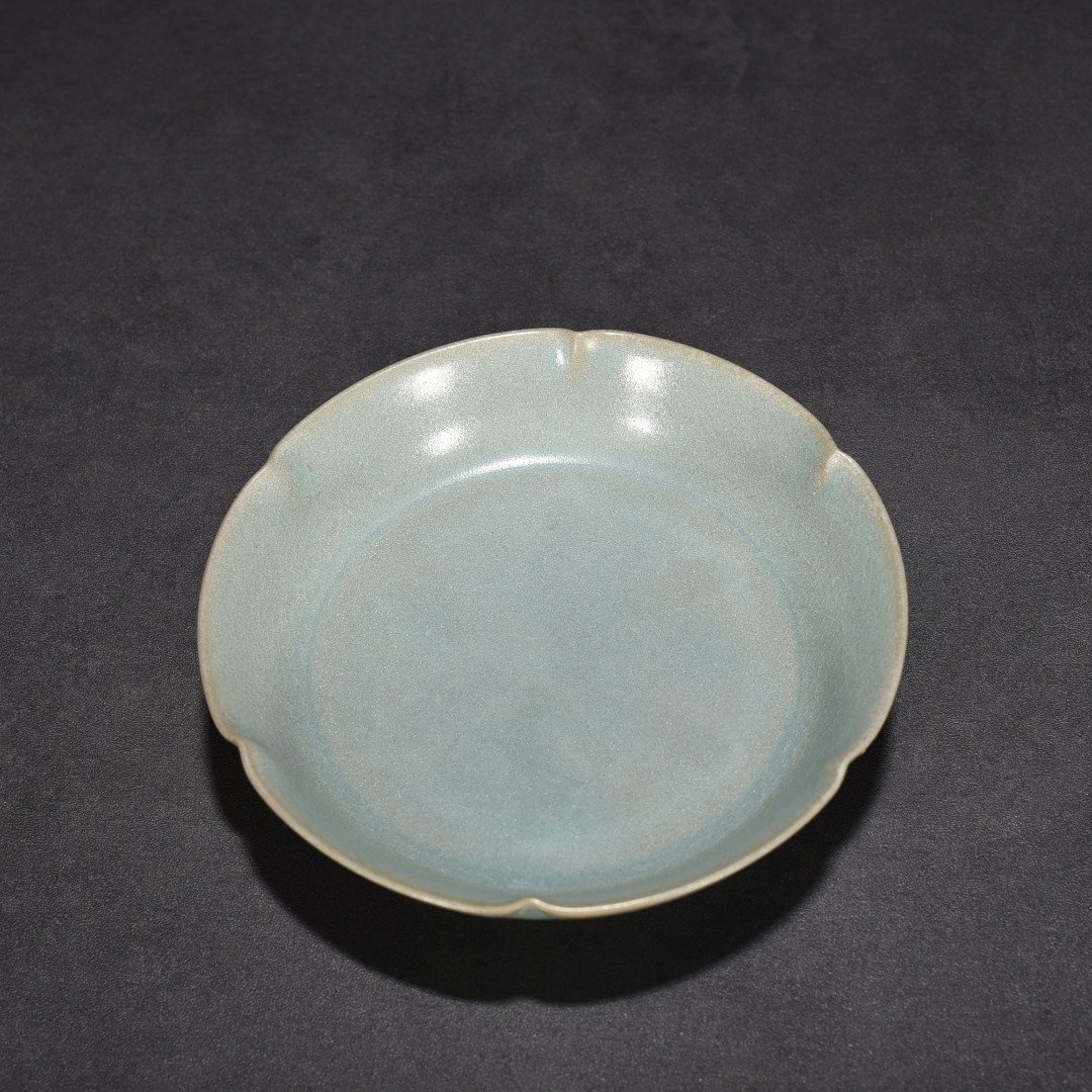 Song Dynasty Ru Kiln azure sunflower wash