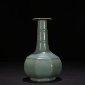 Song Dynasty Ru kiln azure glaze octagonal plate mouth vase