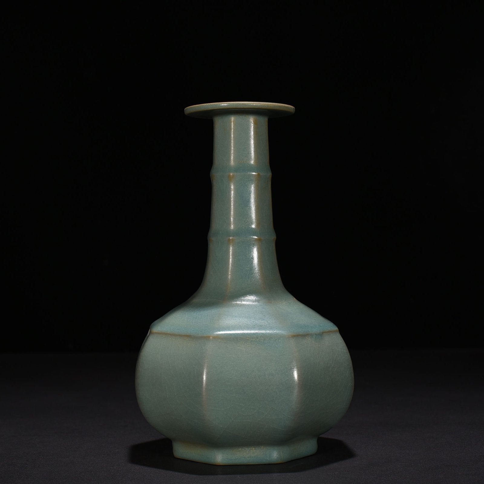 Song Dynasty Ru kiln azure glaze octagonal plate mouth vase