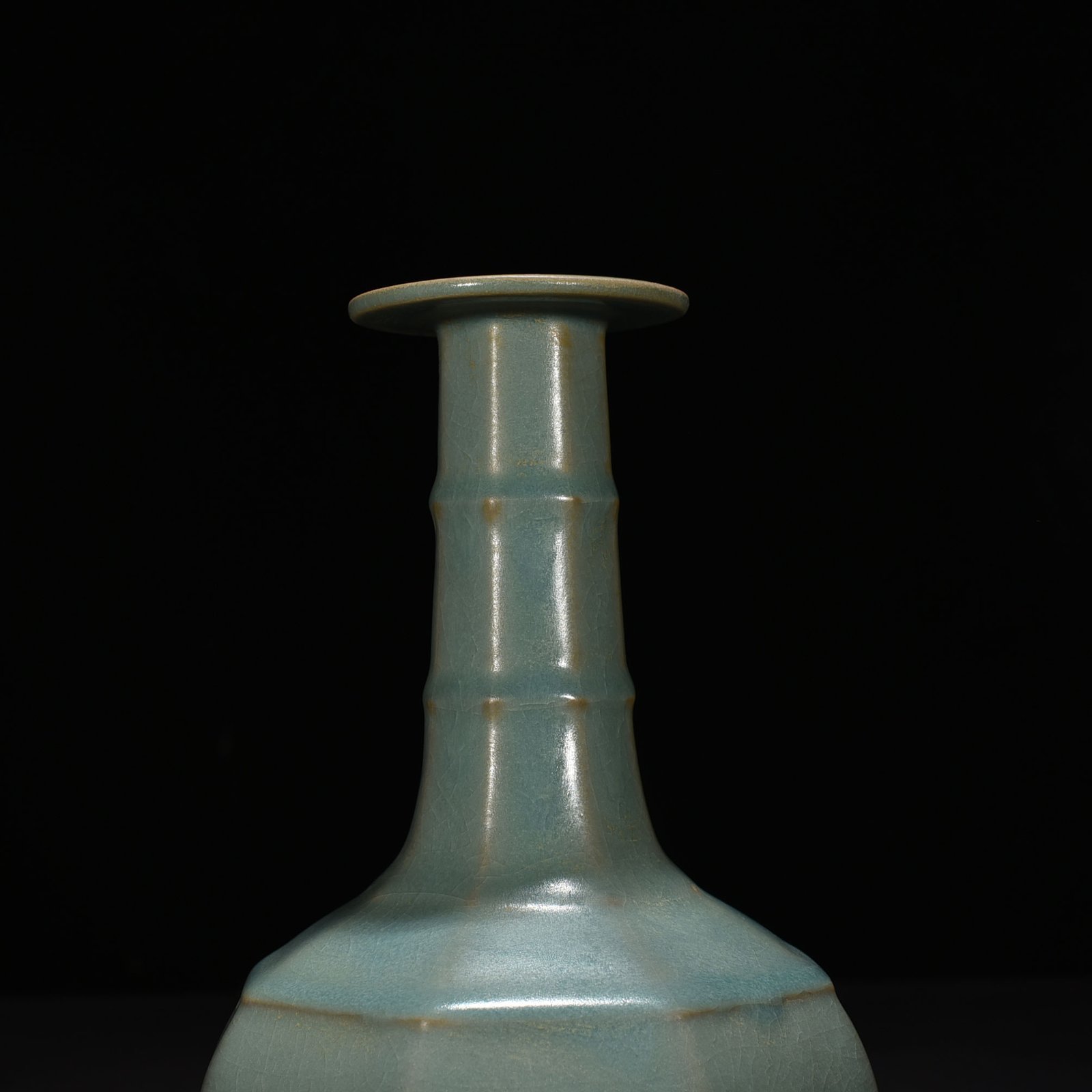 Song Dynasty Ru kiln azure glaze octagonal plate mouth vase