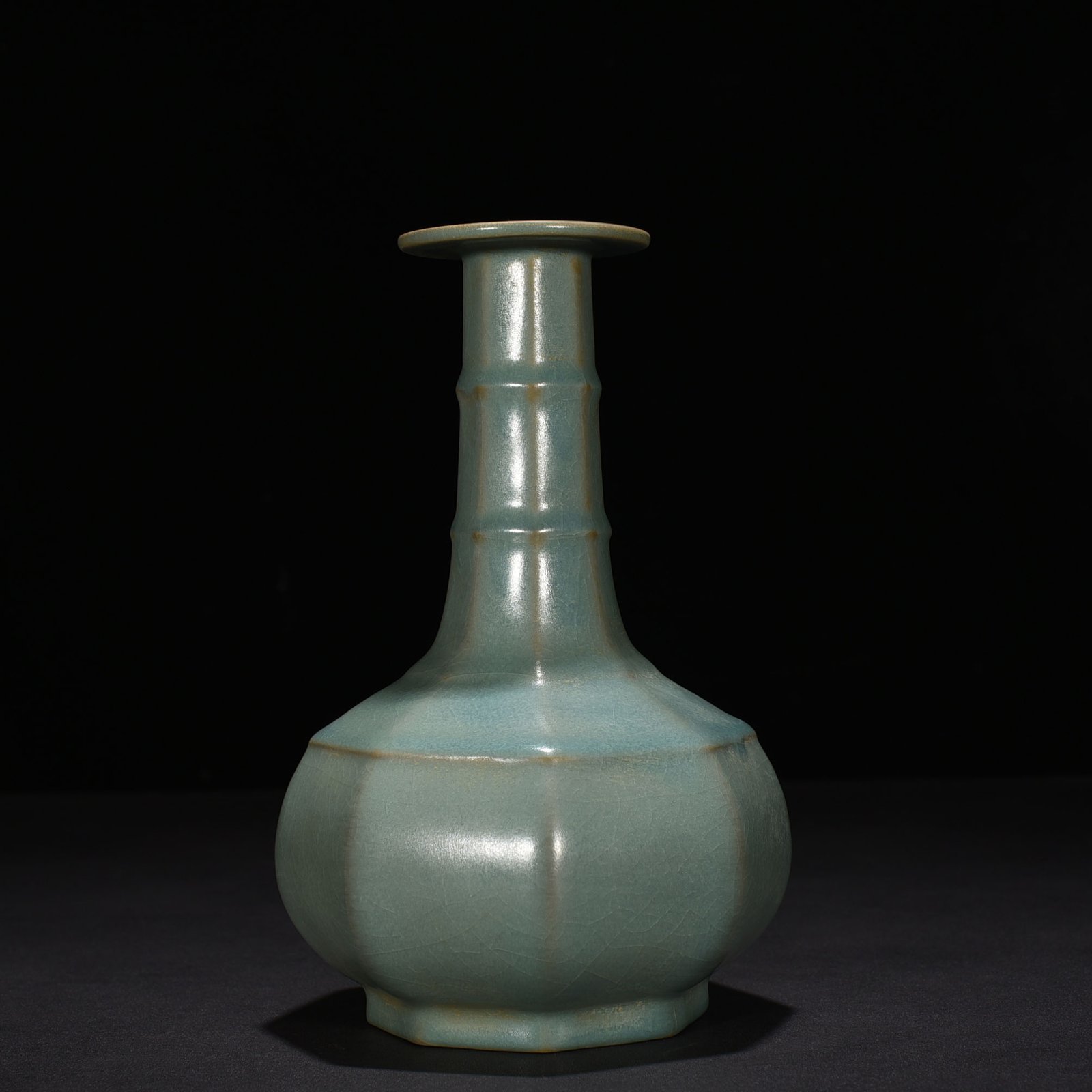 Song Dynasty Ru kiln azure glaze octagonal plate mouth vase