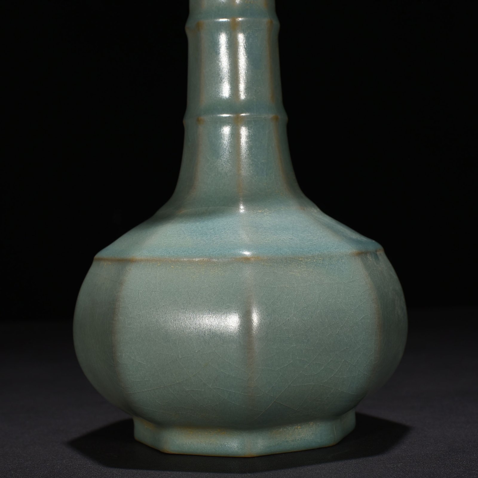 Song Dynasty Ru kiln azure glaze octagonal plate mouth vase