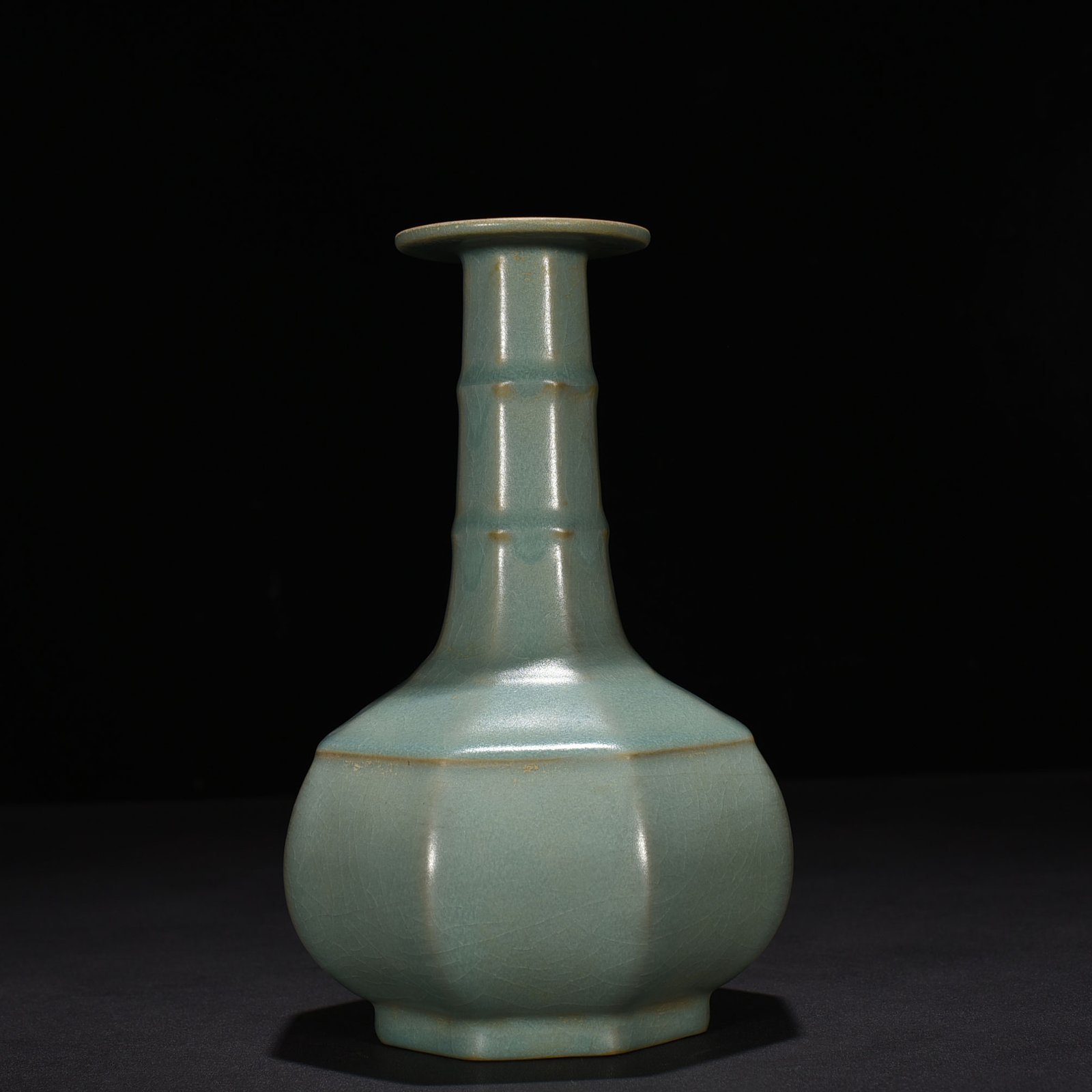 Song Dynasty Ru kiln azure glaze octagonal plate mouth vase