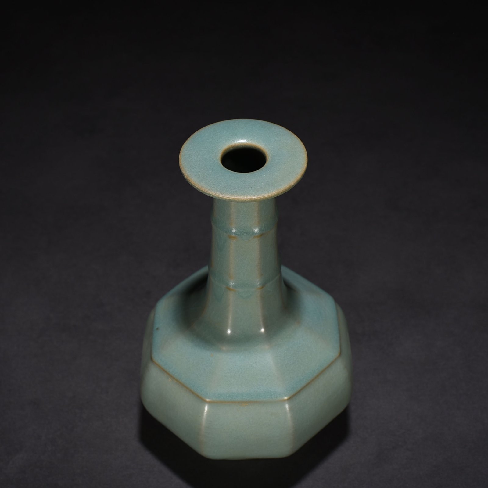 Song Dynasty Ru kiln azure glaze octagonal plate mouth vase