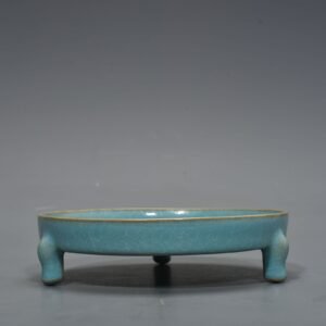 Song Dynasty Ru Kiln azure glaze ice cracked three-legged wash