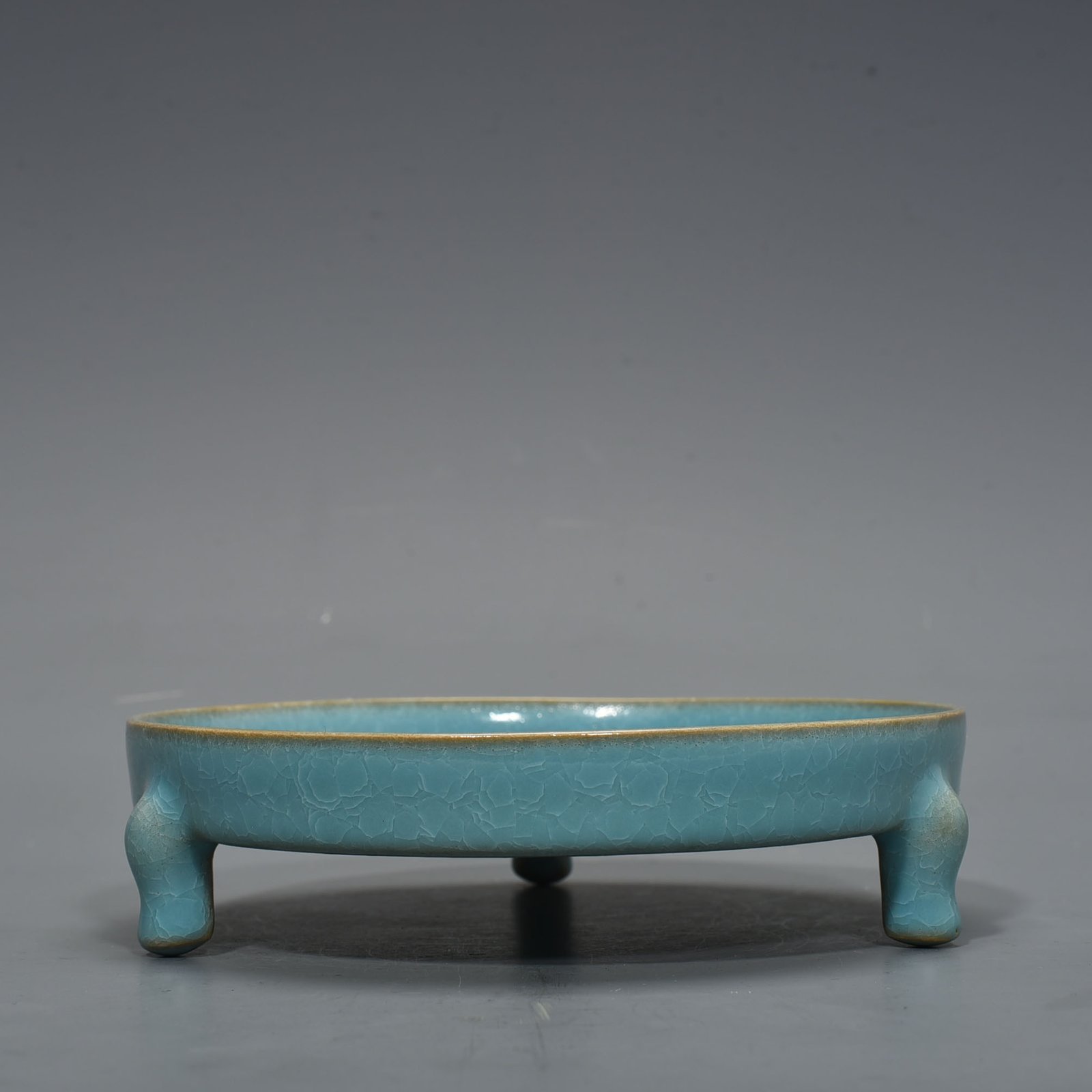 Song Dynasty Ru Kiln azure glaze ice cracked three-legged wash