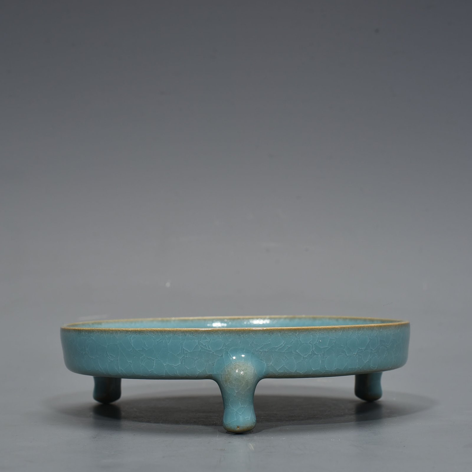 Song Dynasty Ru Kiln azure glaze ice cracked three-legged wash