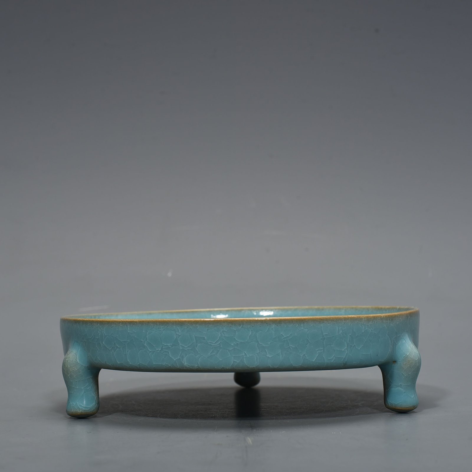 Song Dynasty Ru Kiln azure glaze ice cracked three-legged wash