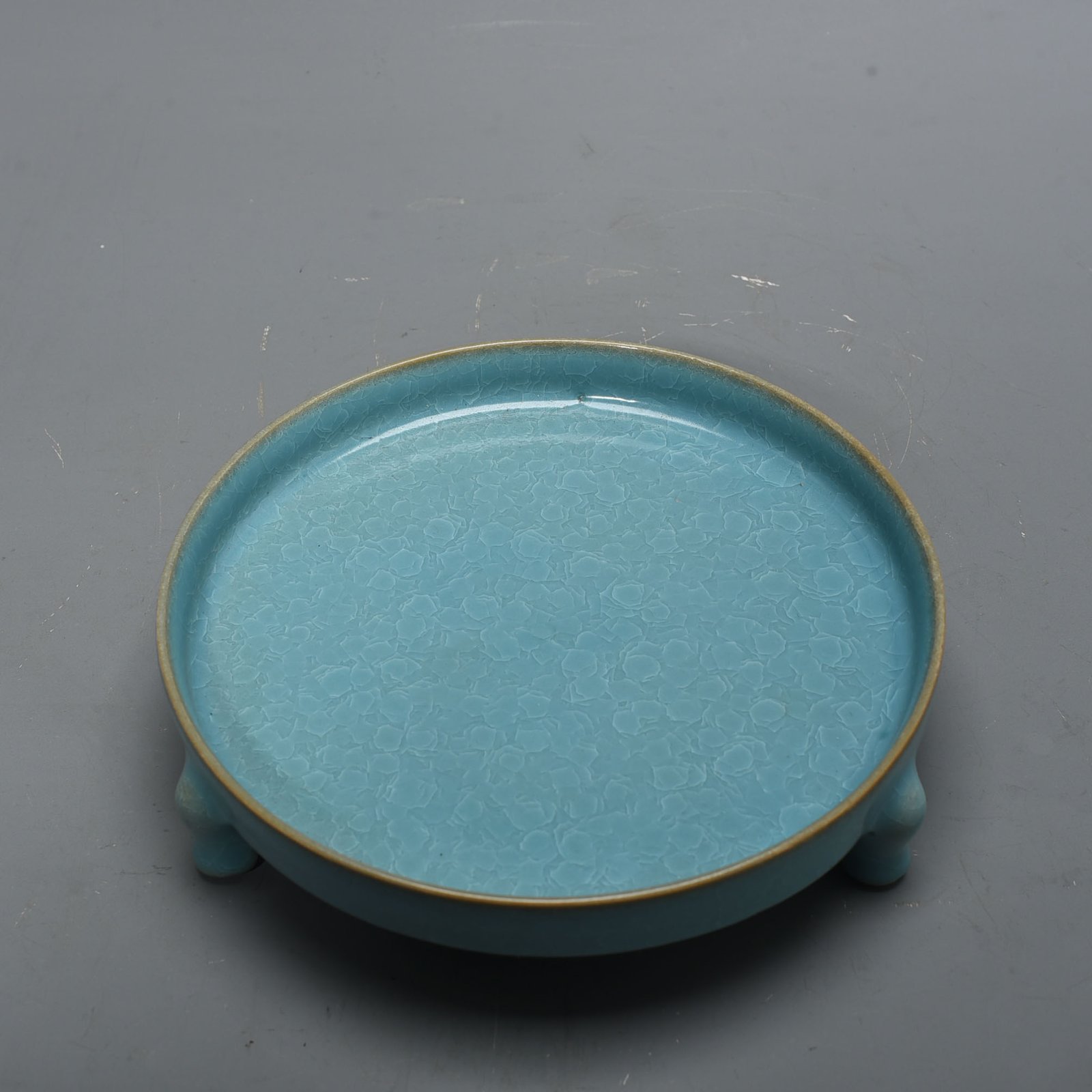 Song Dynasty Ru Kiln azure glaze ice cracked three-legged wash