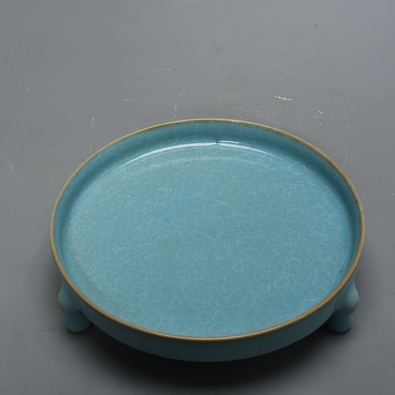 Song Dynasty Ru Kiln azure glaze ice cracked three-legged wash