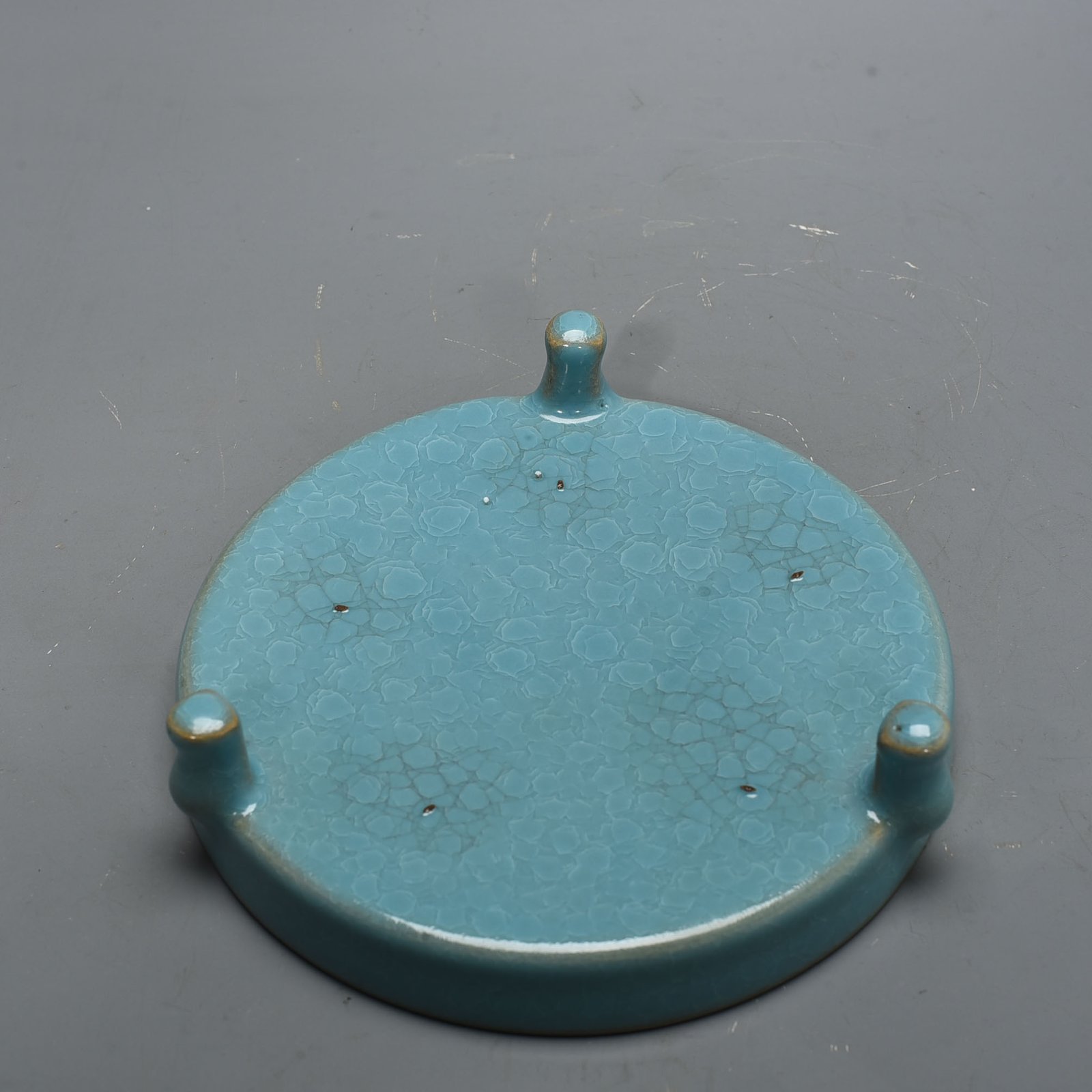 Song Dynasty Ru Kiln azure glaze ice cracked three-legged wash