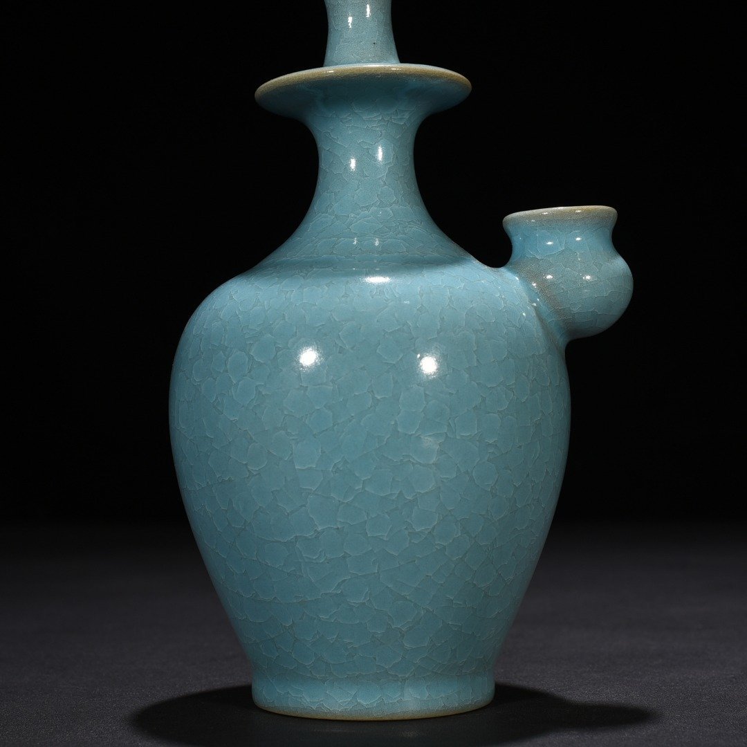 Song Dynasty Ru kiln azure glaze ice crack military holding pure bottle
