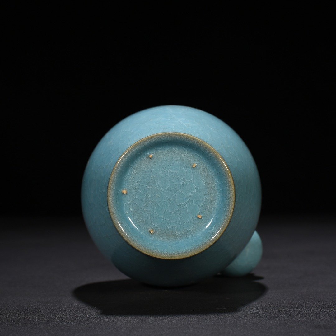 Song Dynasty Ru kiln azure glaze ice crack military holding pure bottle