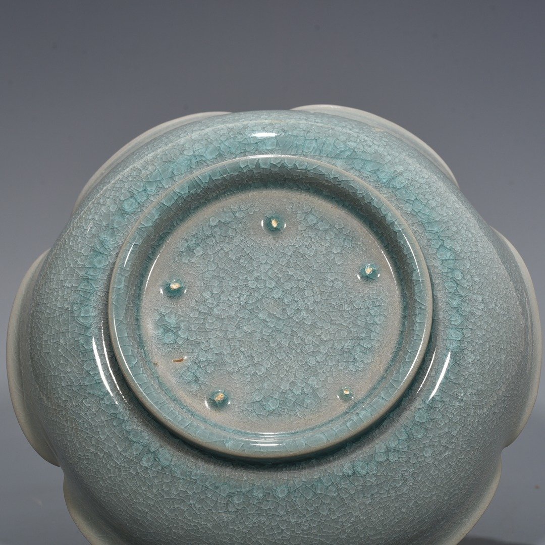 Song Dynasty Ru kiln azure glaze ice cracked lotus leaf wash