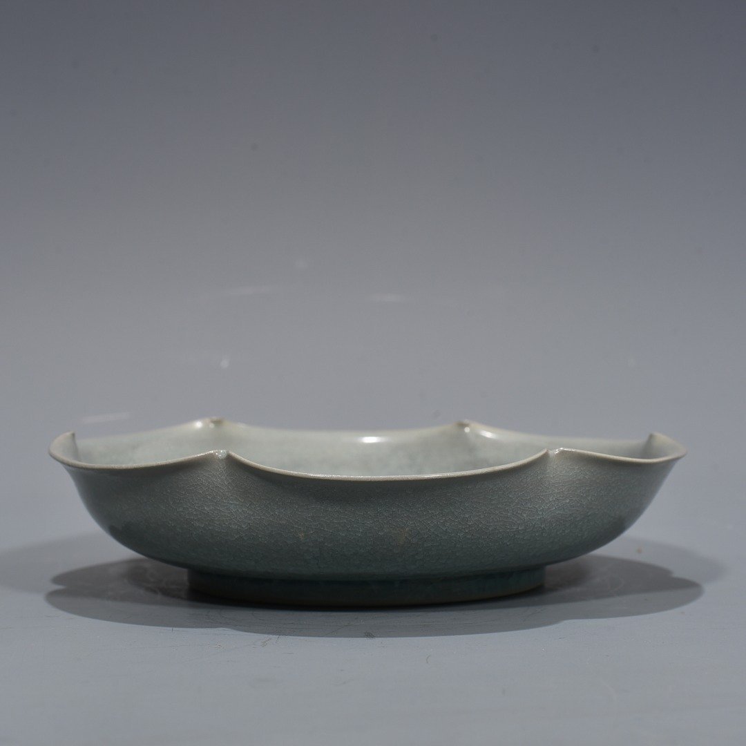 Song Dynasty Ru kiln azure glaze ice cracked lotus leaf wash