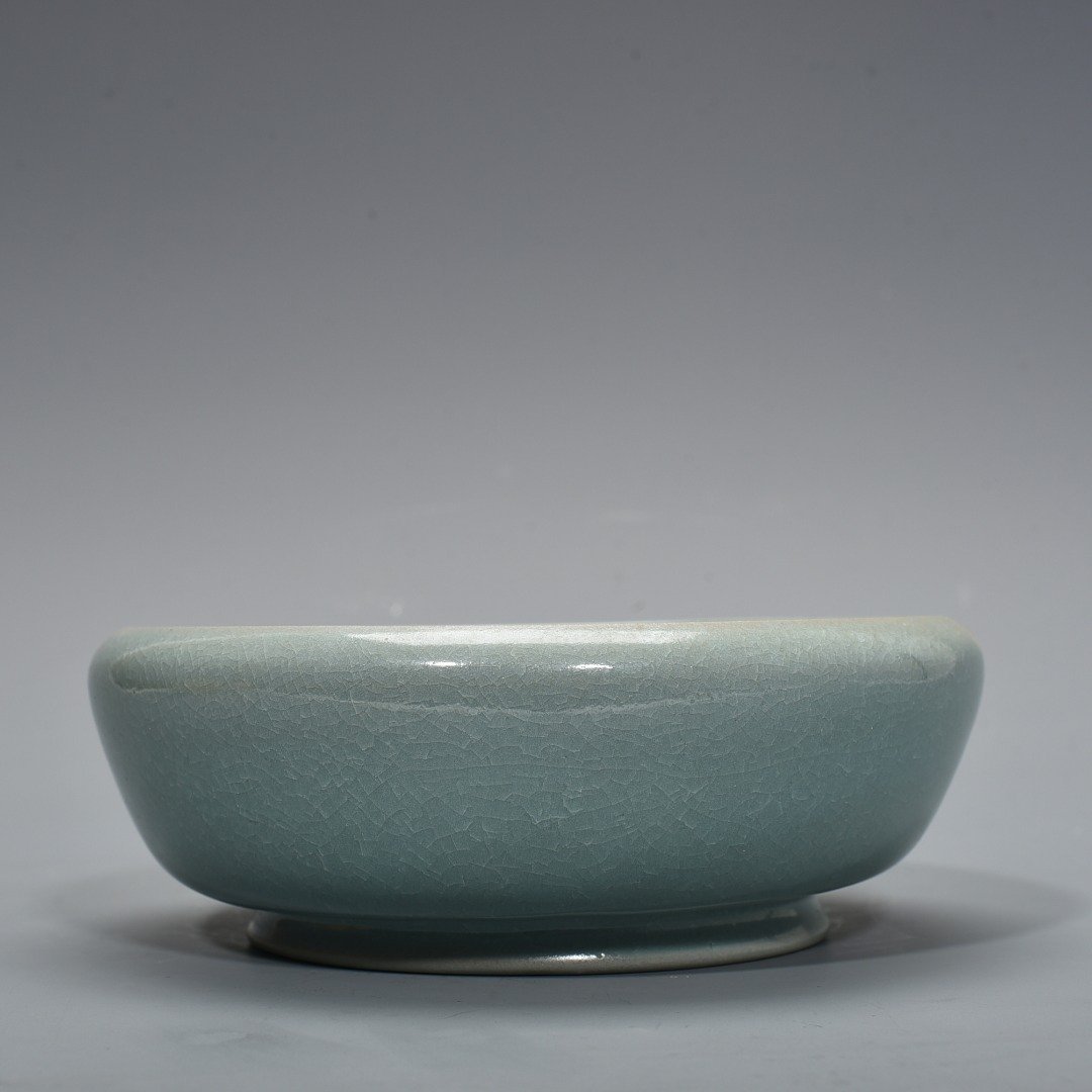 Song Dynasty Ru Kiln azure glaze ice cracked round wash