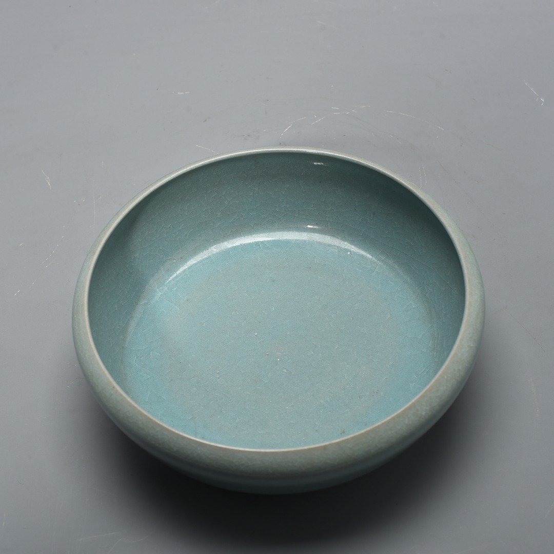 Song Dynasty Ru Kiln azure glaze ice cracked round wash
