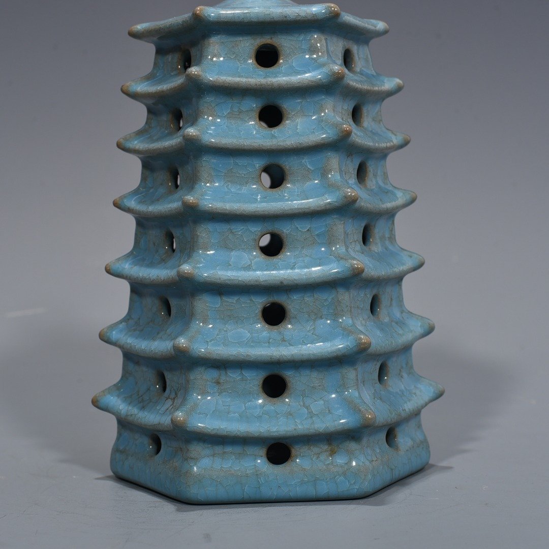 Song Dynasty Ru Kiln azure glaze ice cracked pagoda