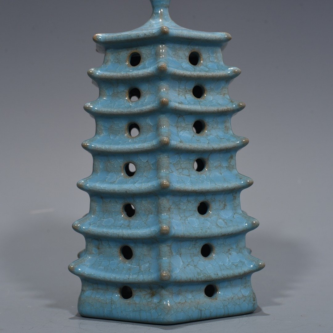 Song Dynasty Ru Kiln azure glaze ice cracked pagoda