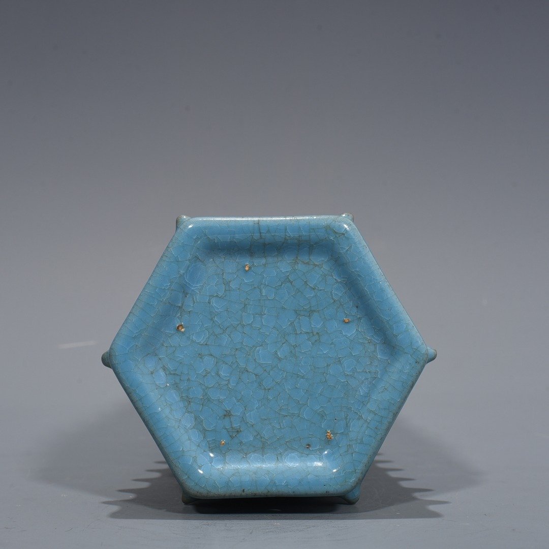 Song Dynasty Ru Kiln azure glaze ice cracked pagoda