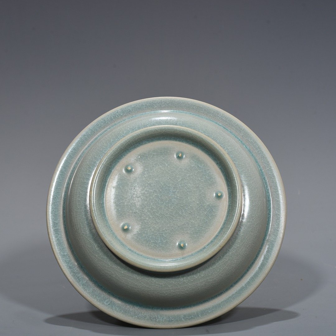 Song Dynasty Ru Kiln azure glaze ice crack folded edge wash