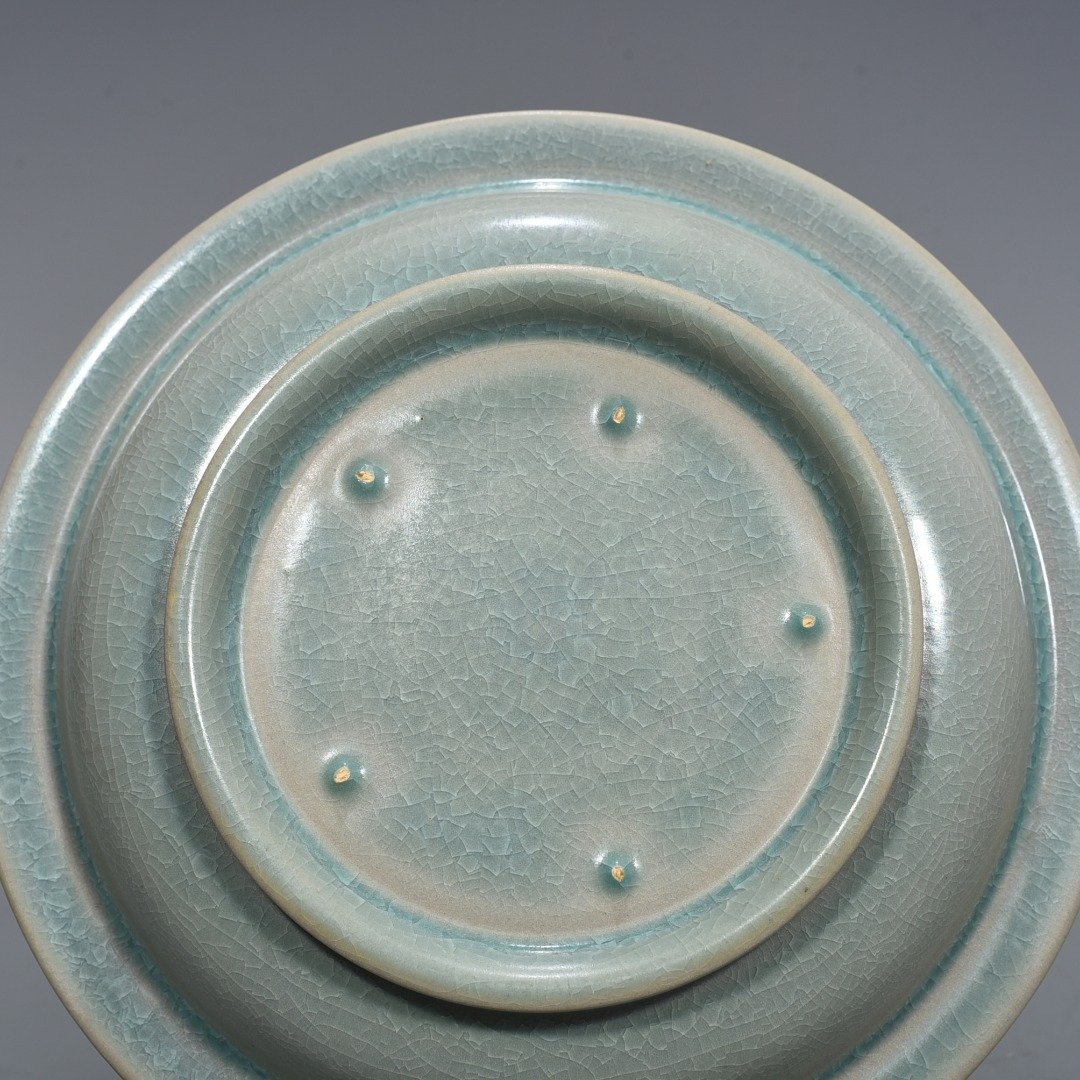 Song Dynasty Ru Kiln azure glaze ice crack folded edge wash