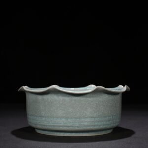 Song Dynasty Ru kiln azure glaze ice crackle dazzling pattern sunflower mouth wash