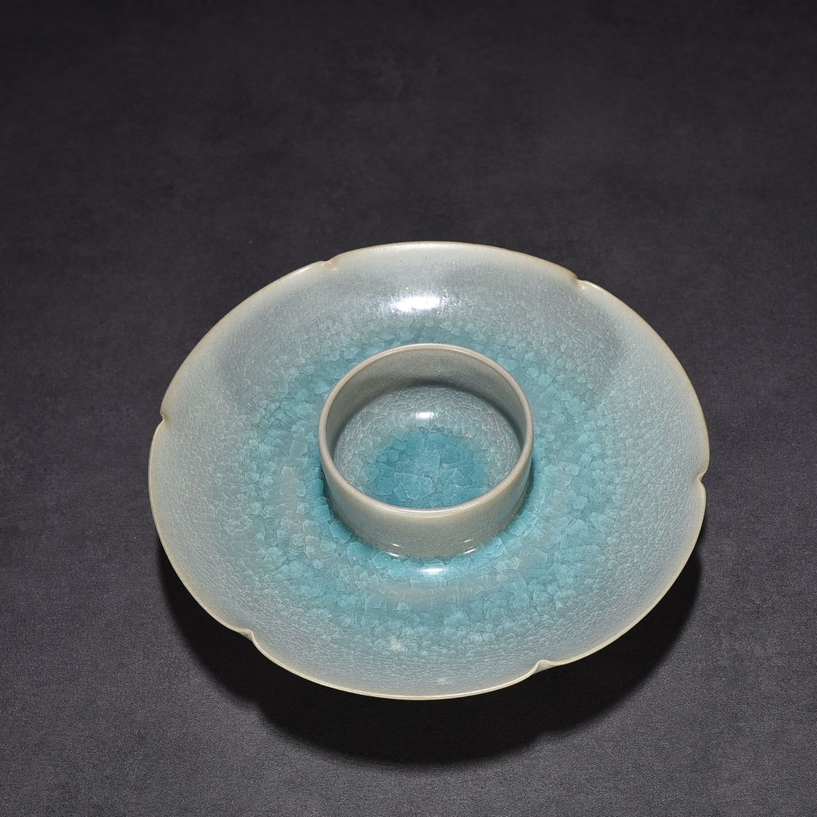 Song Dynasty Ru kiln azure glaze ice crackled lamp holder of