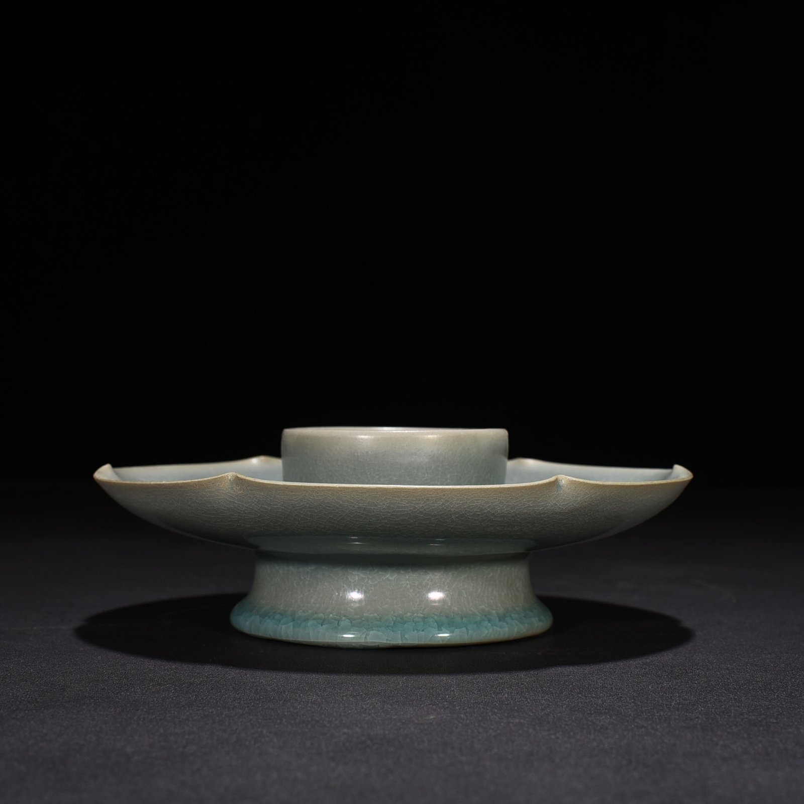 Song Dynasty Ru kiln azure glaze ice crackled lamp holder of