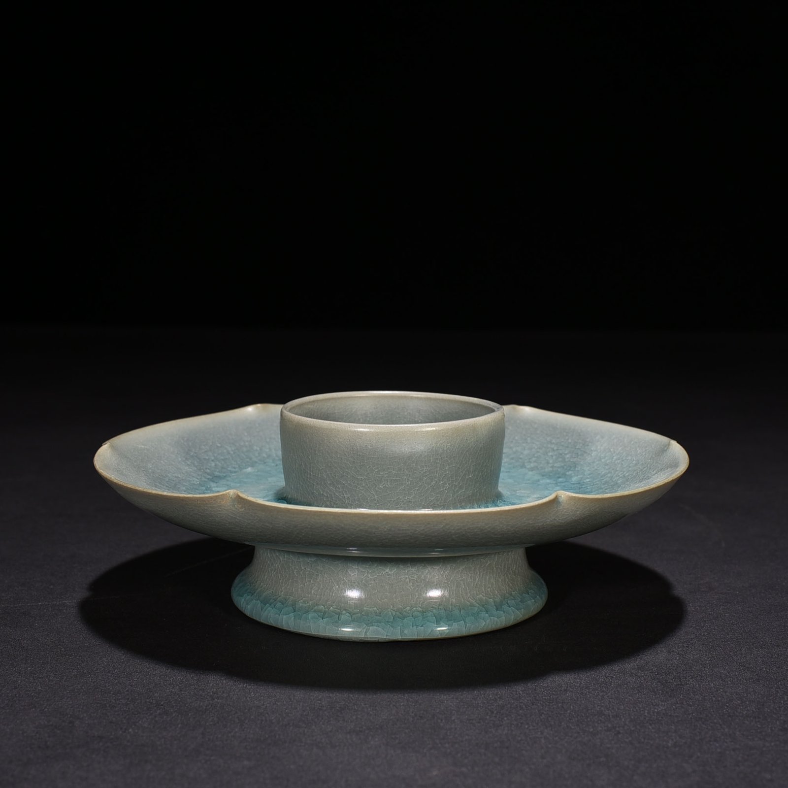 Song Dynasty Ru kiln azure glaze ice crackled lamp holder of