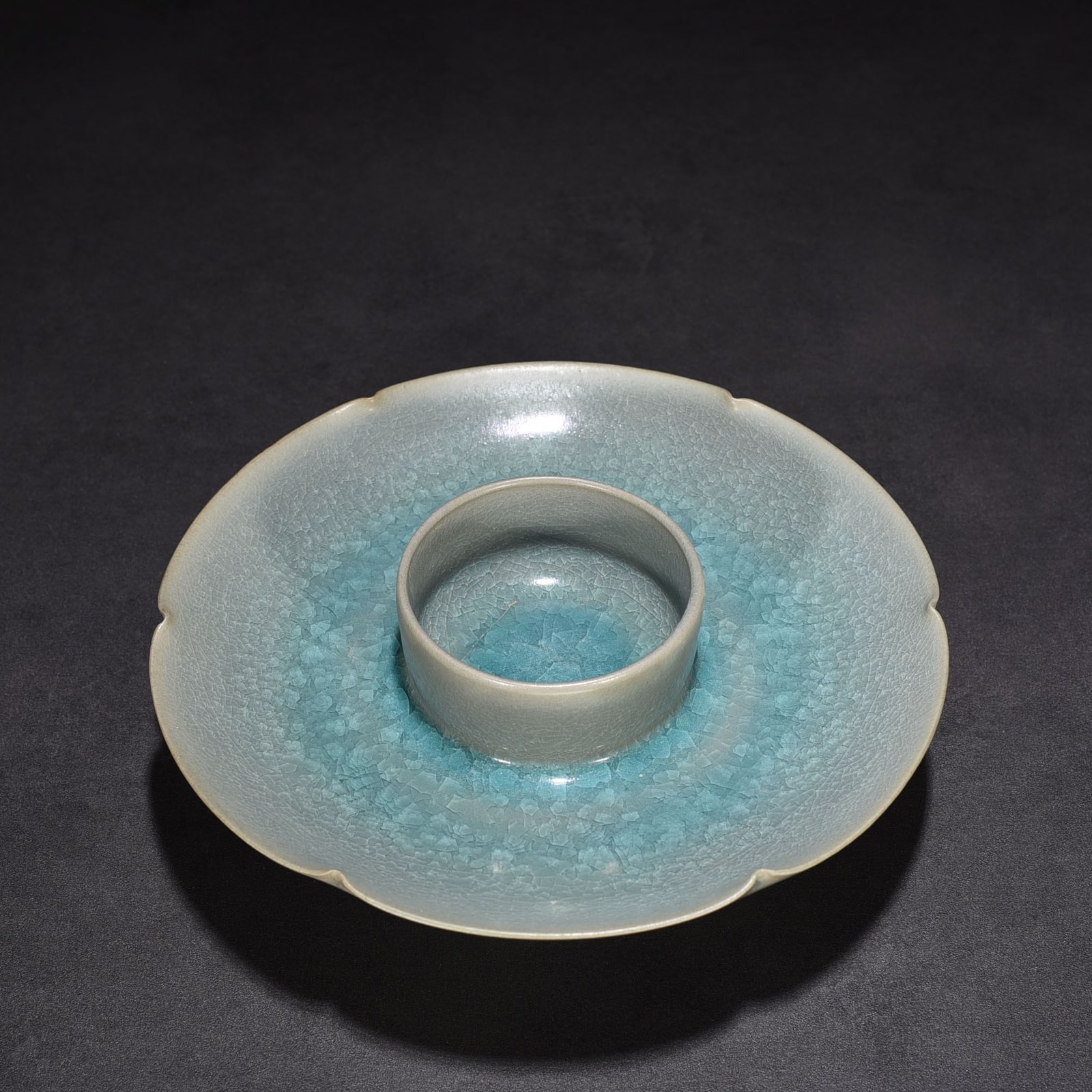 Song Dynasty Ru kiln azure glaze ice crackled lamp holder of