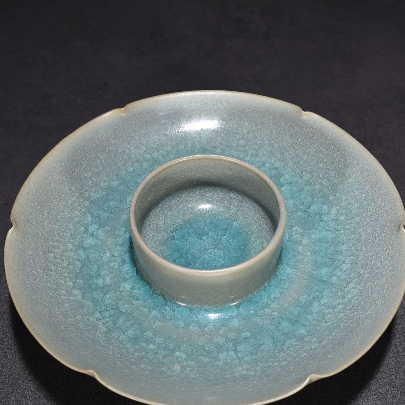 Song Dynasty Ru kiln azure glaze ice crackled lamp holder of