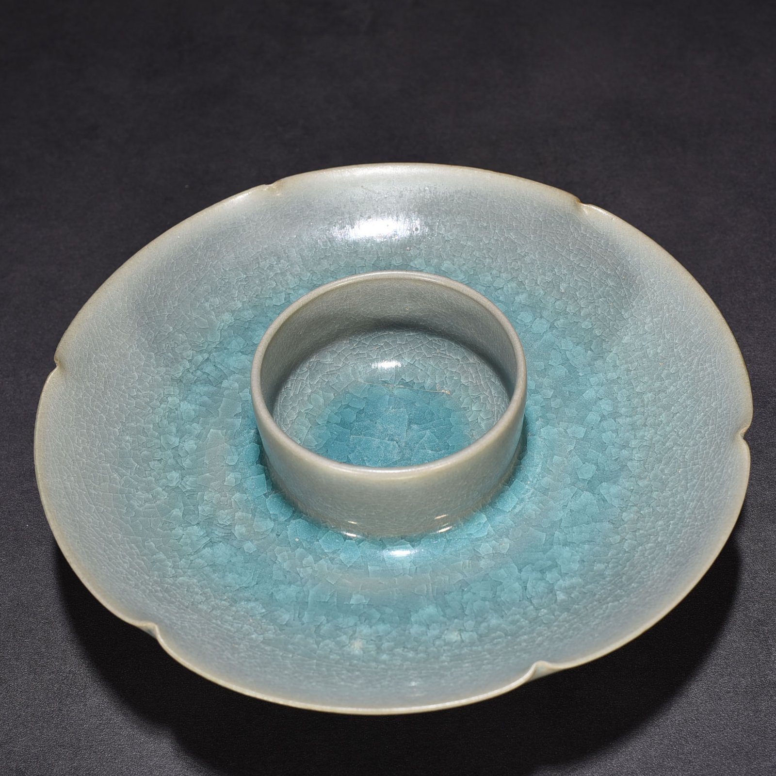 Song Dynasty Ru kiln azure glaze ice crackled lamp holder of