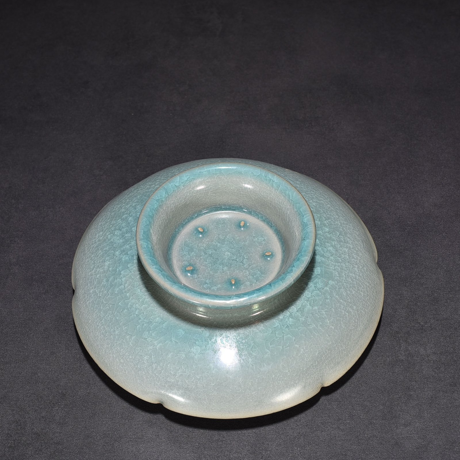 Song Dynasty Ru kiln azure glaze ice crackled lamp holder of