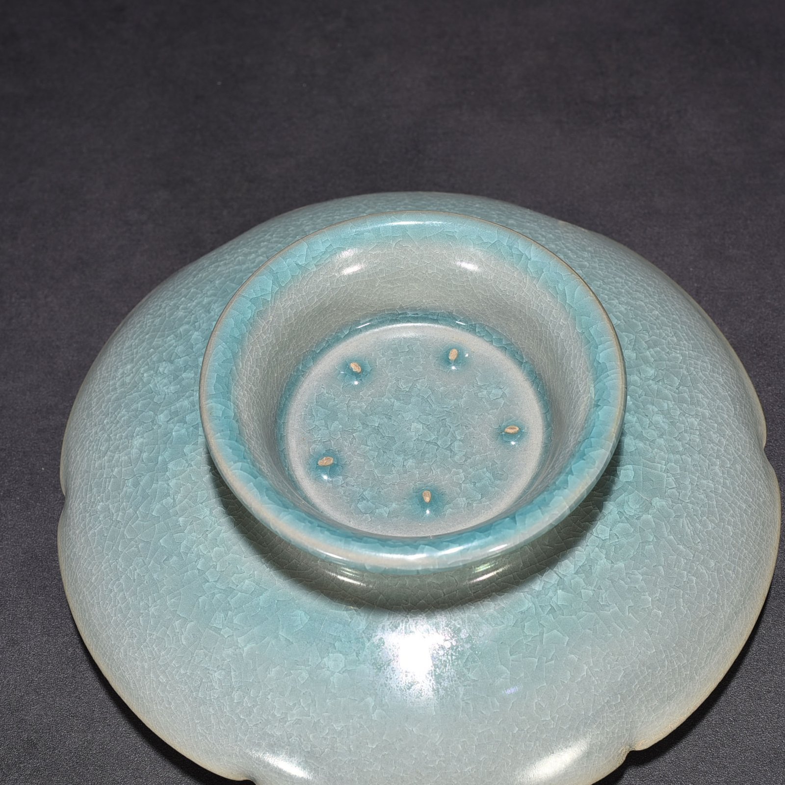 Song Dynasty Ru kiln azure glaze ice crackled lamp holder of
