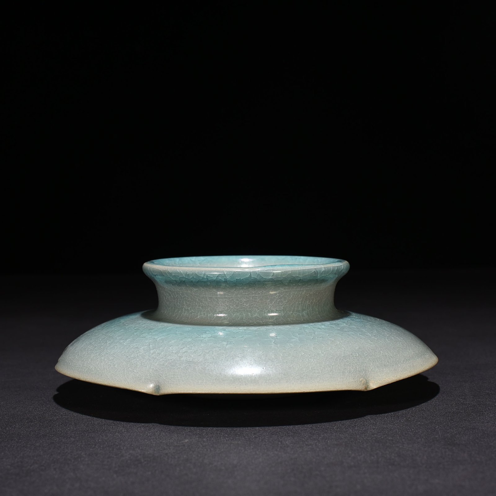 Song Dynasty Ru kiln azure glaze ice crackled lamp holder of