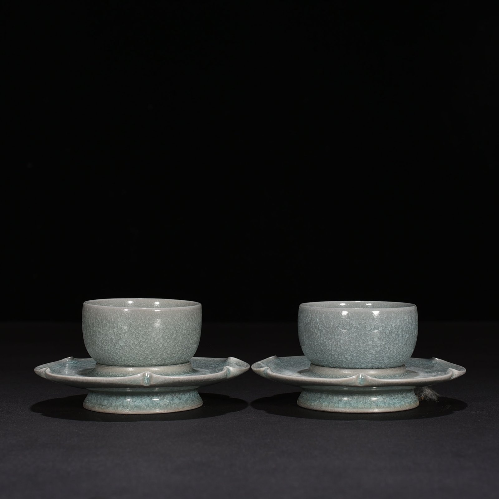 Song Dynasty Ru kiln azure glaze ice crackled lamp base