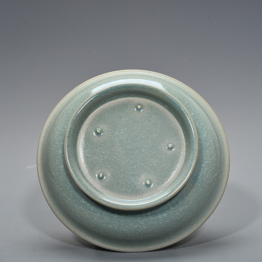 Song Dynasty Ru kiln azure glaze ice cracked plate