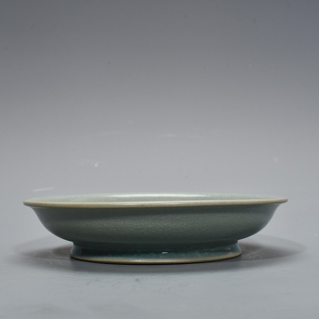 Song Dynasty Ru kiln azure glaze ice cracked plate