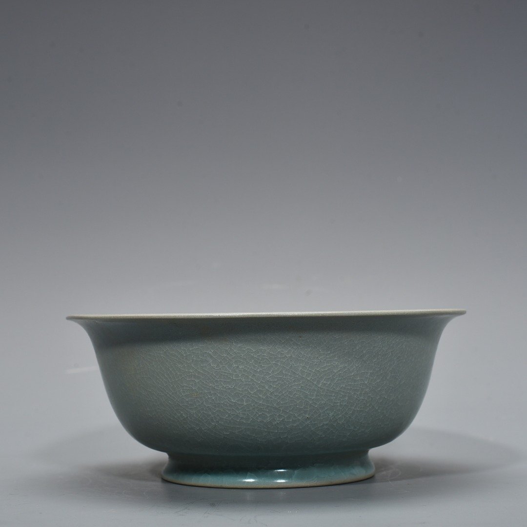 Song Dynasty Ru Kiln azure glaze ice cracked bowl